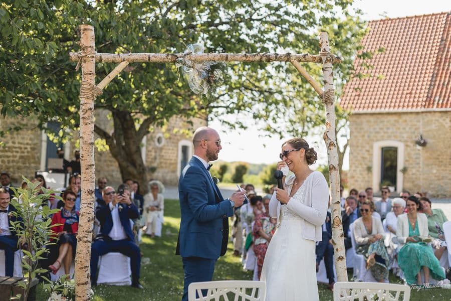Le discours des mariés avec l'échange de consentement le domaine La Maloterie à Belle et Houlefort