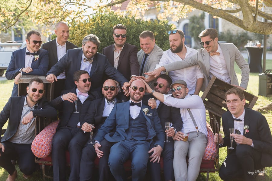 Photo d'un groupe d'invités à la borne Photo Booth le domaine La Maloterie à Belle et Houlefort