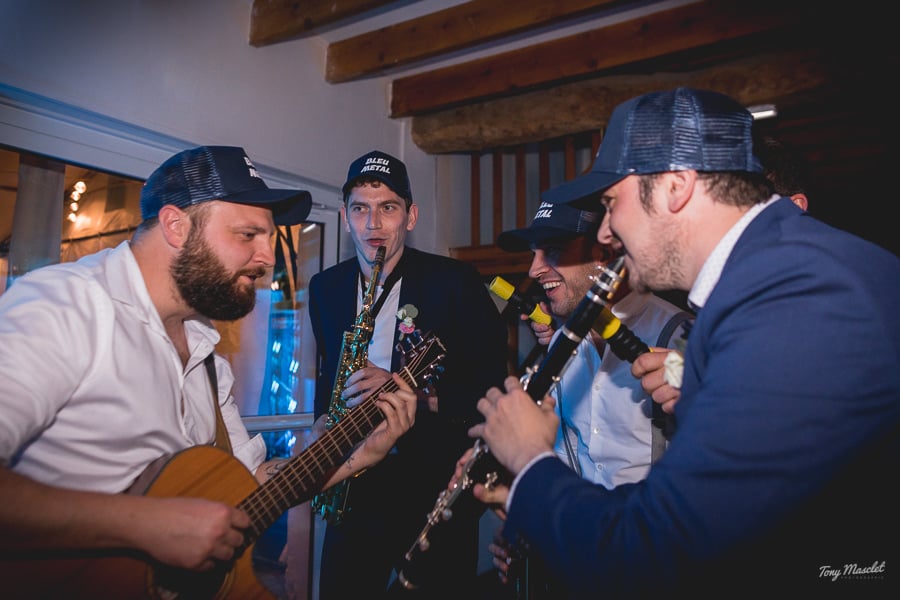 Un groupe de quatre amis invité d'un mariage musicien joue de la clarinette et de la guitare le domaine La Maloterie à Belle et Houlefort