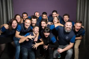 Groupe de 15 personnes, posant pour une photo d'entreprise lors d'un photocall à tourcoing