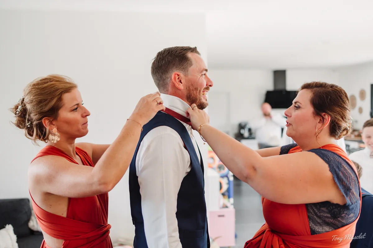 Photographe mariage Clos de la Conciergerie – préparatifs du marié, témoins en rouge