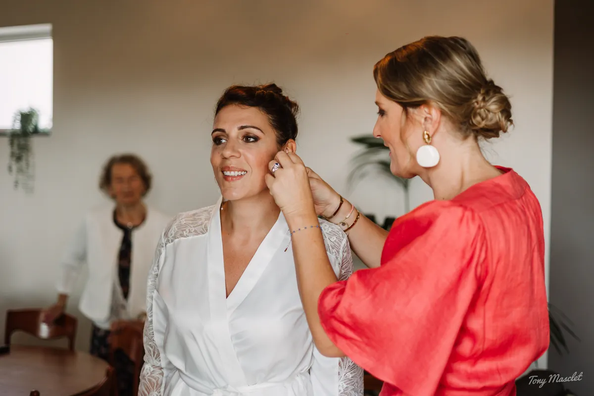 Mariage Clos de la Conciergerie Brunehaut – Aurélie se prépare, pose de ses boucles d'oreilles