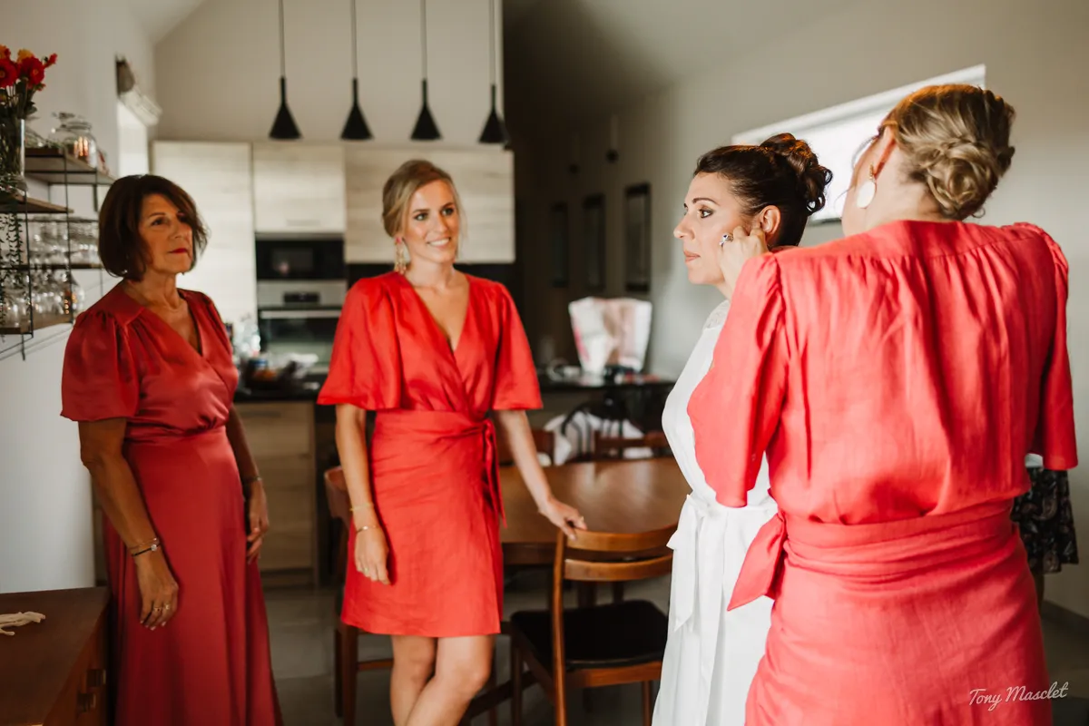 Photographe mariage Clos de la Conciergerie – préparatifs de la mariée avec ses demoiselles d'honneur
