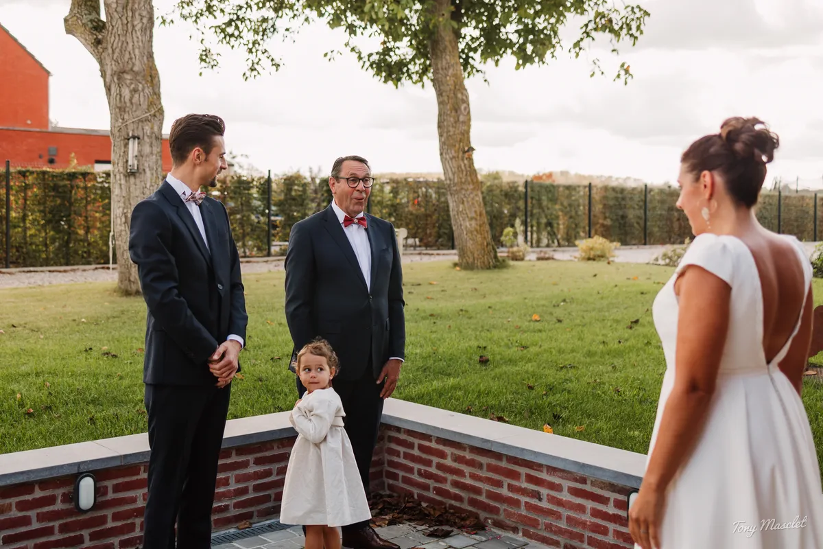 Mariage Clos de la Conciergerie Brunehaut – first look dans le parc, Aurélien découvre Aurélie