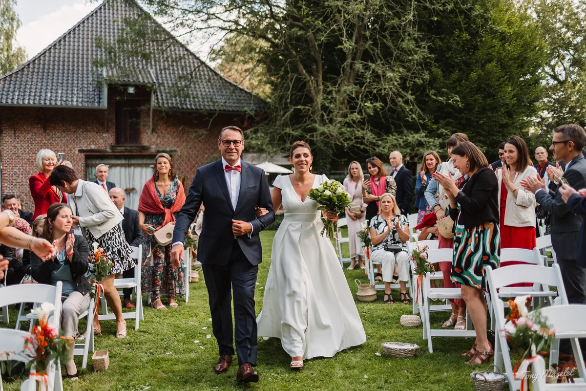 Mariage Clos de la Conciergerie Brunehaut – entrée de la cérémonie laïque, Aurélie accompagnée de son père
