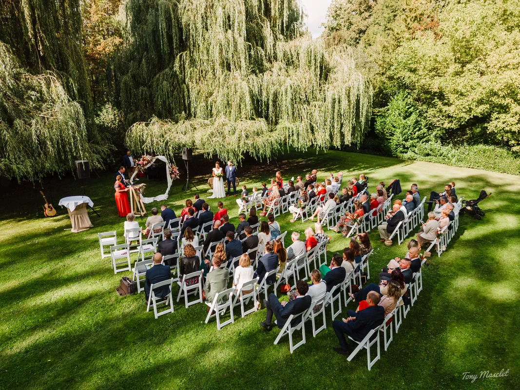 Mariage Clos de la Conciergerie Brunehaut – vue aérienne de la cérémonie en plein air dans le parc, au drone