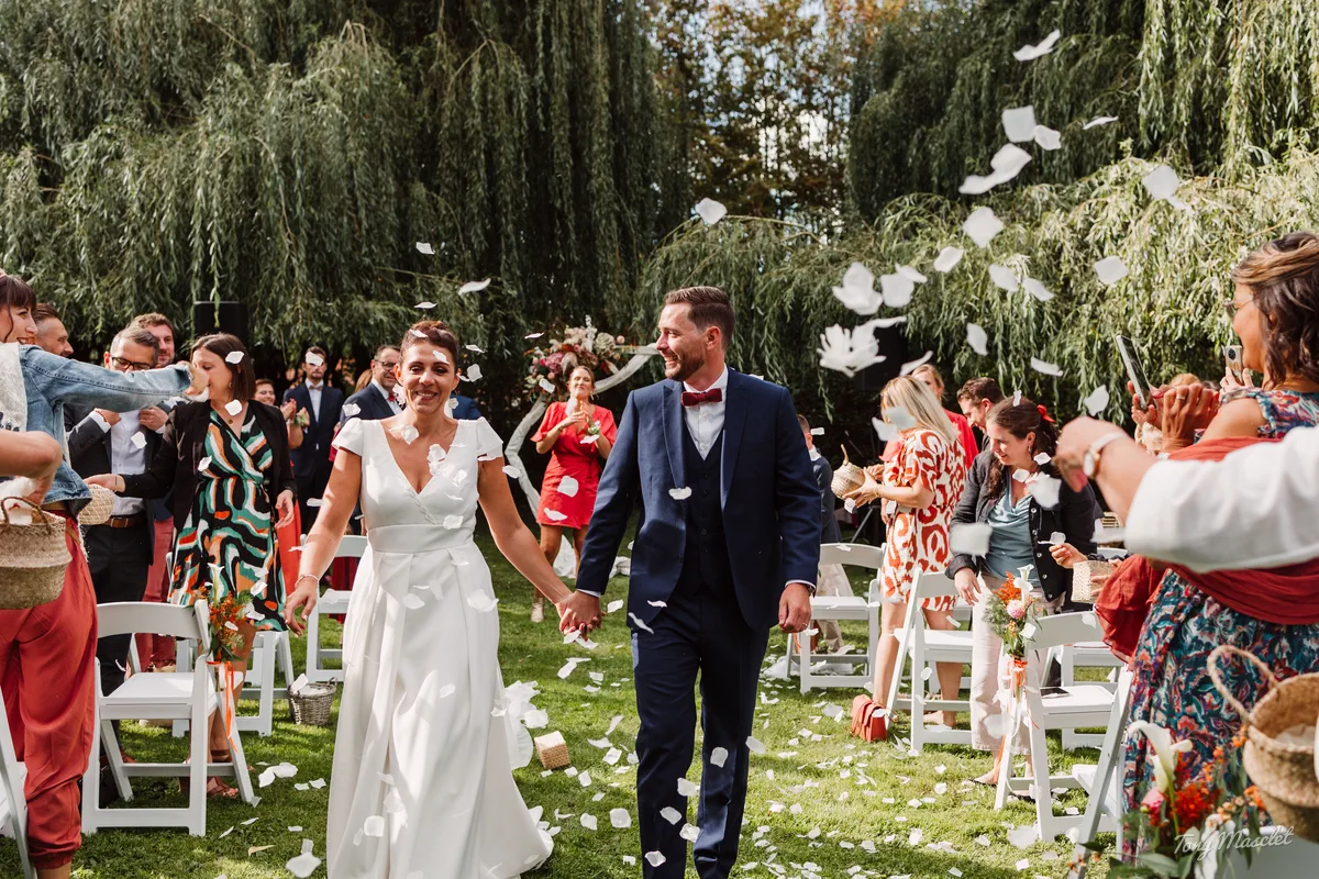 Photographe mariage Clos de la Conciergerie – sortie de cérémonie sous une pluie de pétales blancs