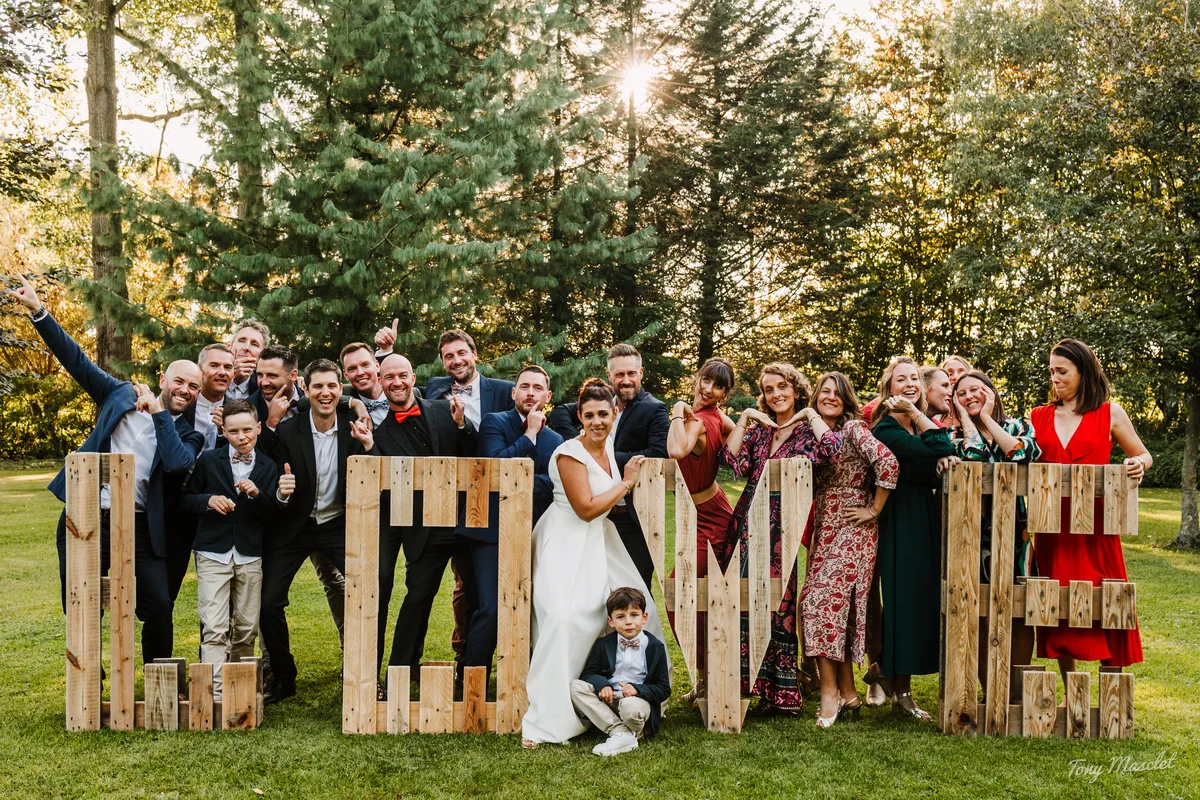 Mariage Clos de la Conciergerie Brunehaut – photo de groupe avec les lettres LOVE en bois