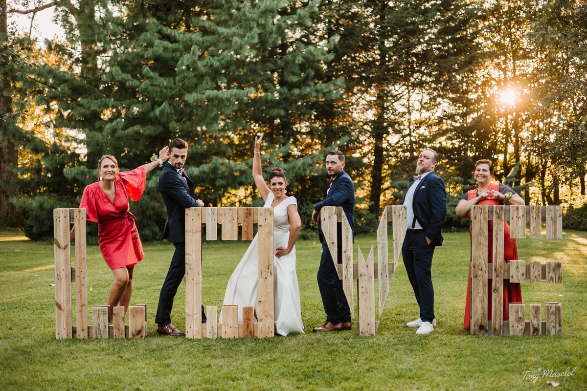 Mariage Clos de la Conciergerie Brunehaut – photo des témoins avec les lettres LOVE dans le parc