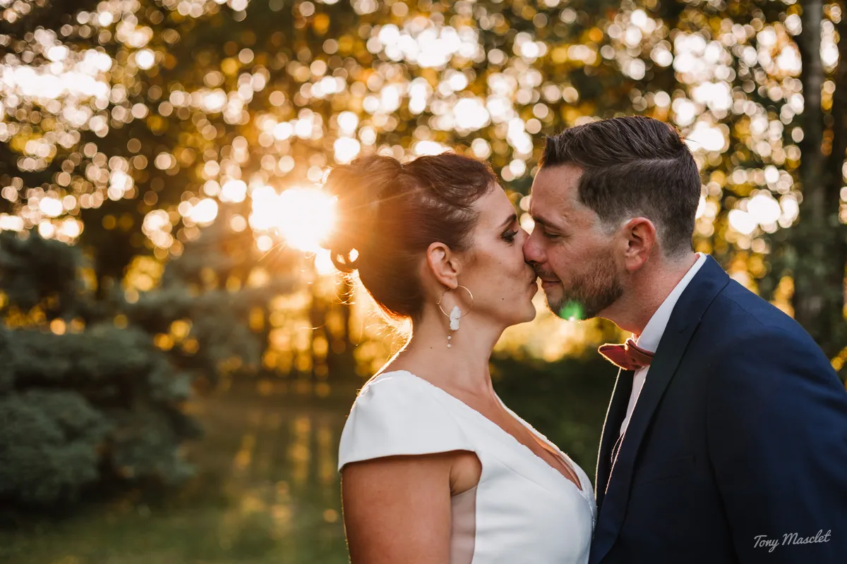 Photographe de mariage Clos de la Conciergerie – séance couple golden hour, bokeh de lumière