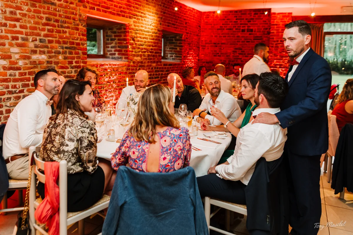 Mariage Clos de la Conciergerie Brunehaut – dîner de soirée dans la salle de réception, murs en briques rouges