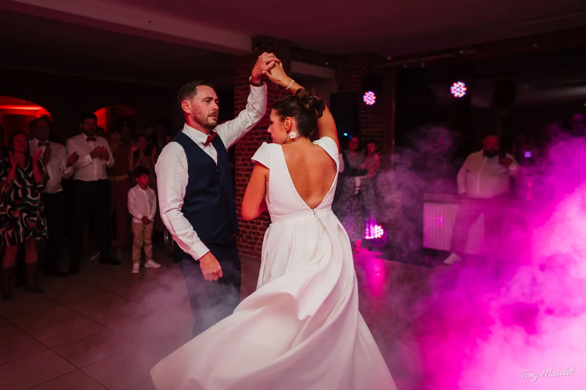 Mariage Clos de la Conciergerie Brunehaut – ouverture de bal sous une fumée colorée