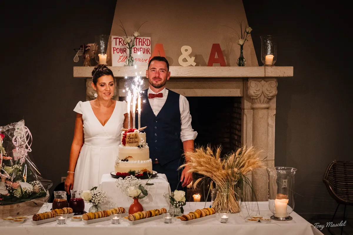 Photographe mariage Clos de la Conciergerie – pièce montée avec cierges magiques devant la cheminée en pierre