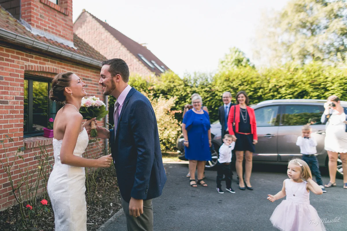 Photographe mariage Nieppe – découverte des mariés devant la maison familiale