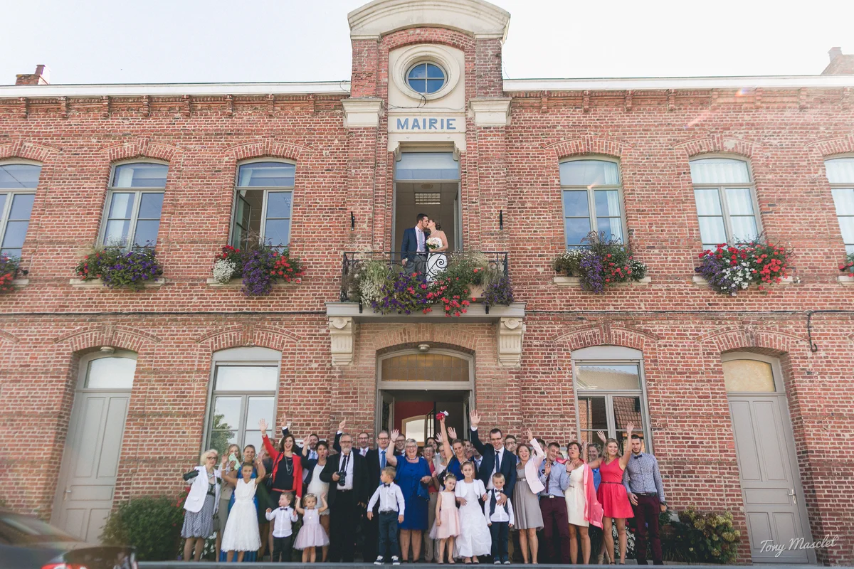 Mariage Clos du Bac Nieppe – photo de groupe devant la mairie, les mariés au balcon