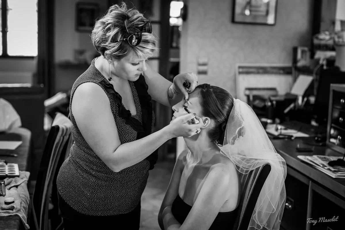 Mariage au Clos du Bac Nieppe – préparatifs de la mariée, maquillage en noir et blanc