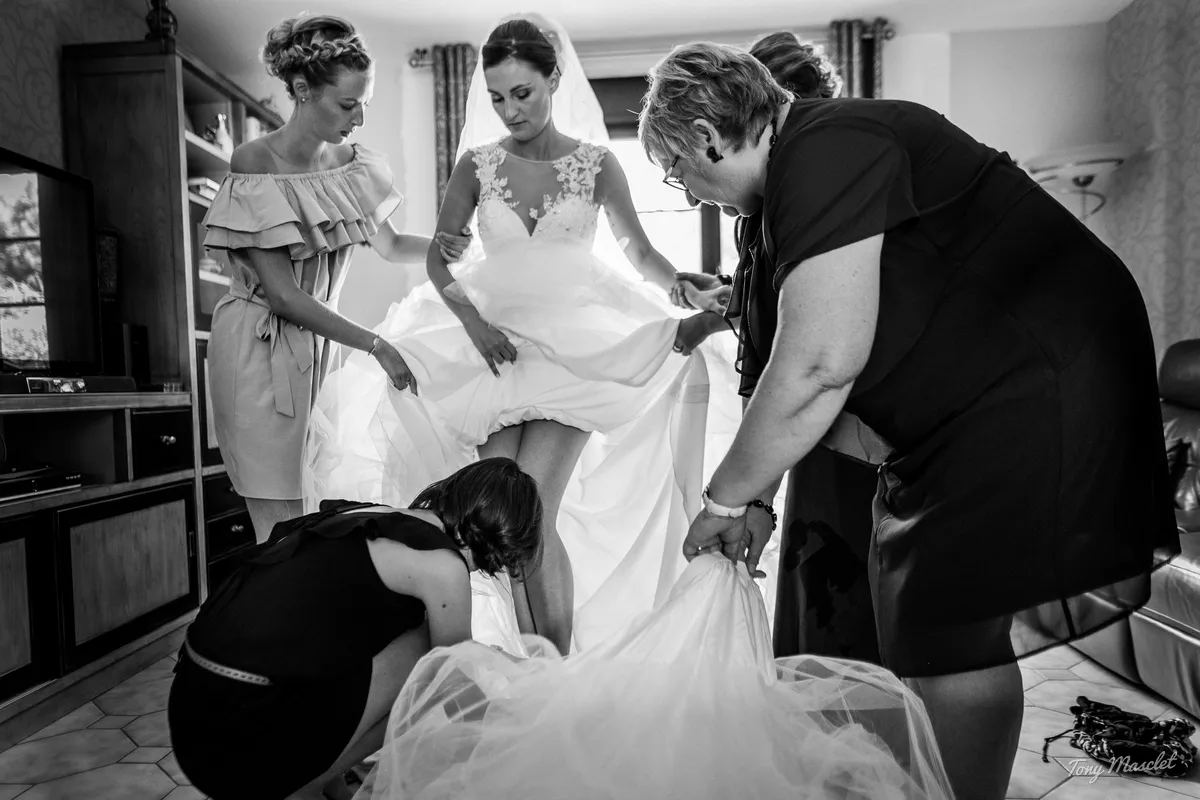 Mariage Clos du Bac Nieppe – habillage de la mariée avec ses demoiselles d'honneur