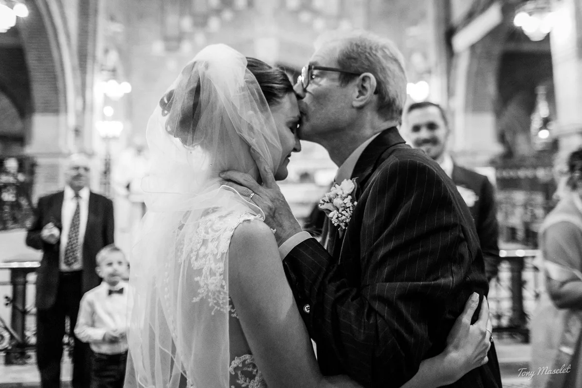 Mariage au Clos du Bac Nieppe – le père embrasse la mariée à l'église