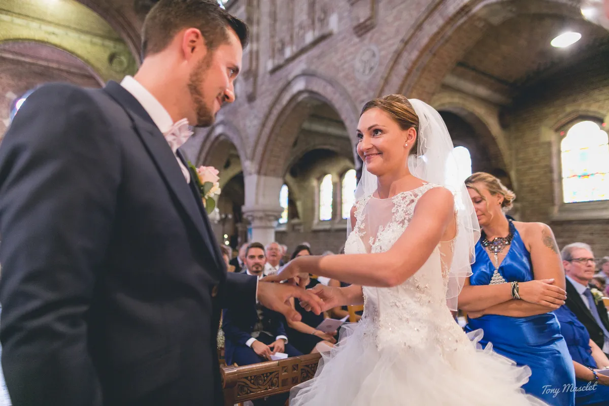 Mariage Clos du Bac Nieppe – échange des alliances, sourire de la mariée