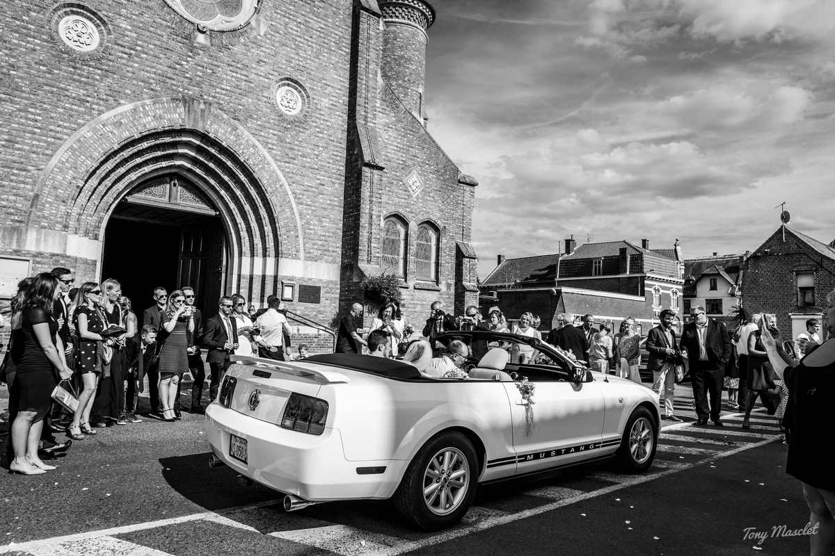 Mariage au Clos du Bac Nieppe – sortie d'église en Mustang blanche