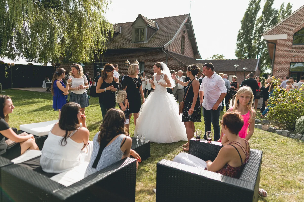 Photographe mariage Nieppe – vin d'honneur dans le jardin du Clos du Bac