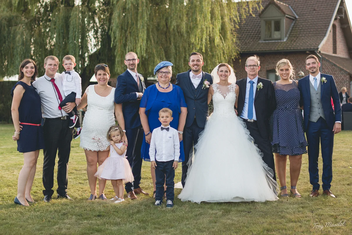 Mariage Clos du Bac Nieppe – photo de famille dans le parc sous le saule pleureur