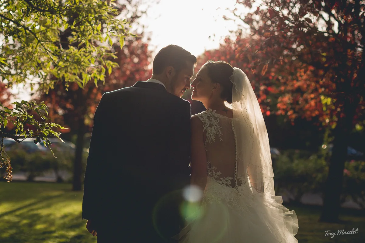Photographe mariage Nieppe – séance couple en contre-jour sous les arbres