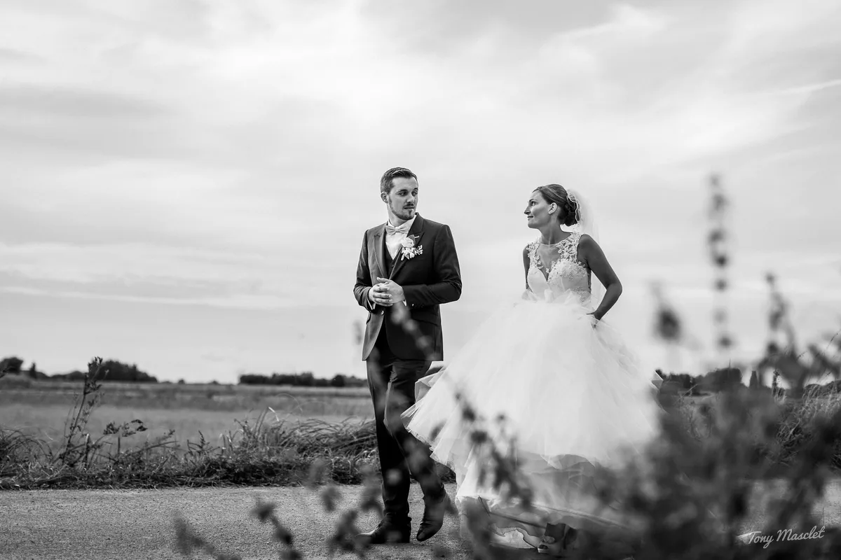 Photographe mariage Nieppe – les mariés face à face sur un chemin champêtre