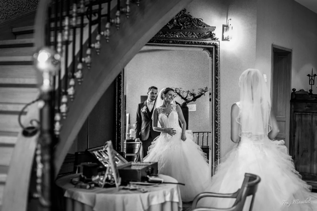 Mariage au Clos du Bac Nieppe – reflet des mariés dans le grand miroir de la salle