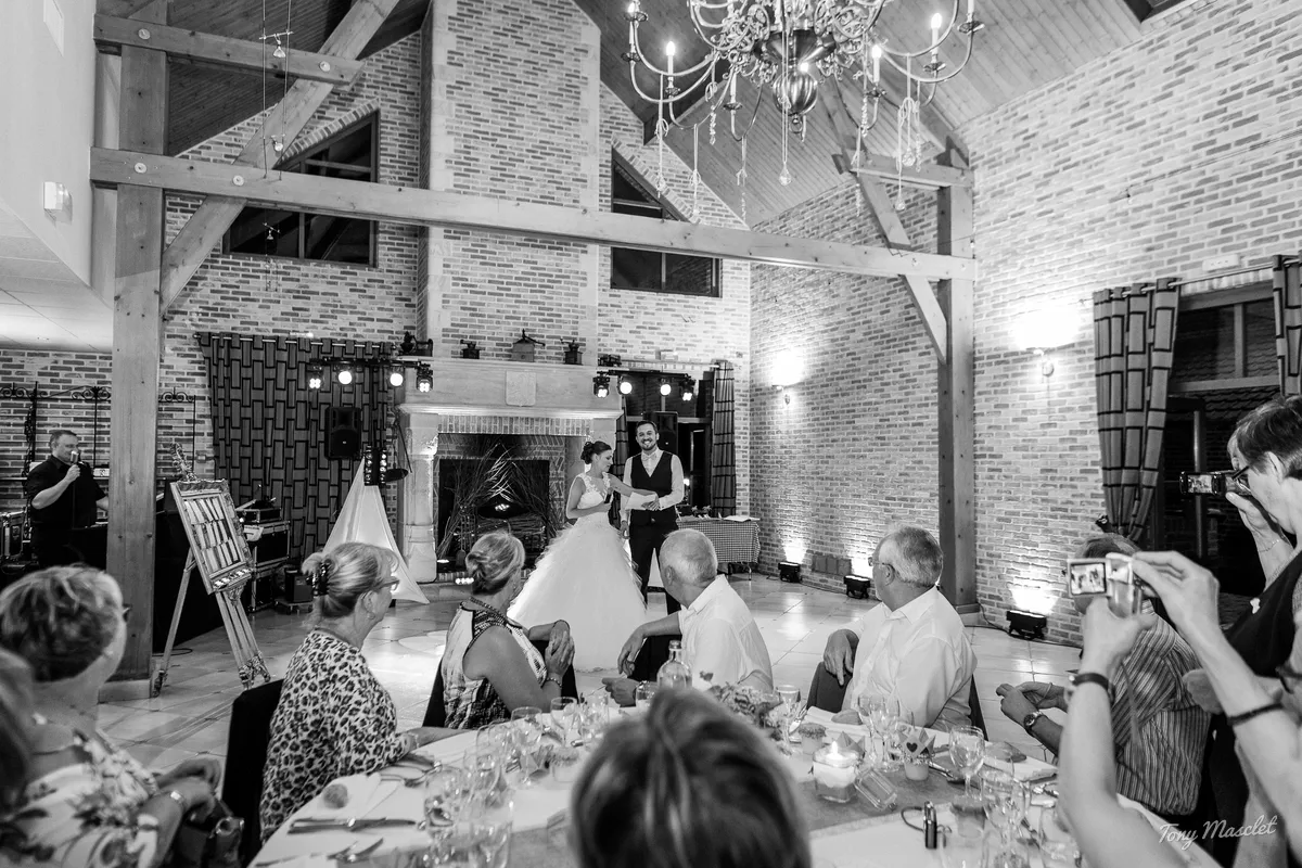 Photographe mariage Nieppe – entrée des mariés dans la salle de réception du Clos du Bac