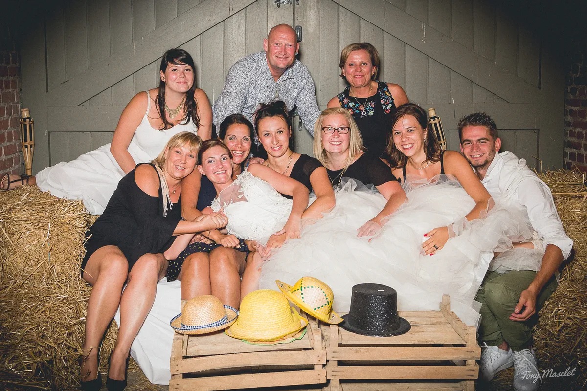 Photographe mariage Nieppe – photo entre amis sur les bottes de paille au Clos du Bac