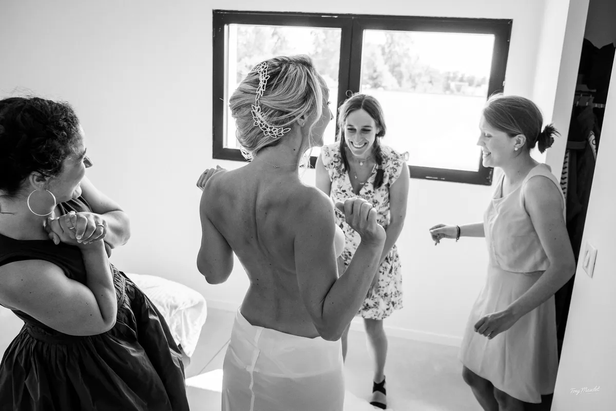 Préparatifs du marié lors d'un mariage civil à Douai