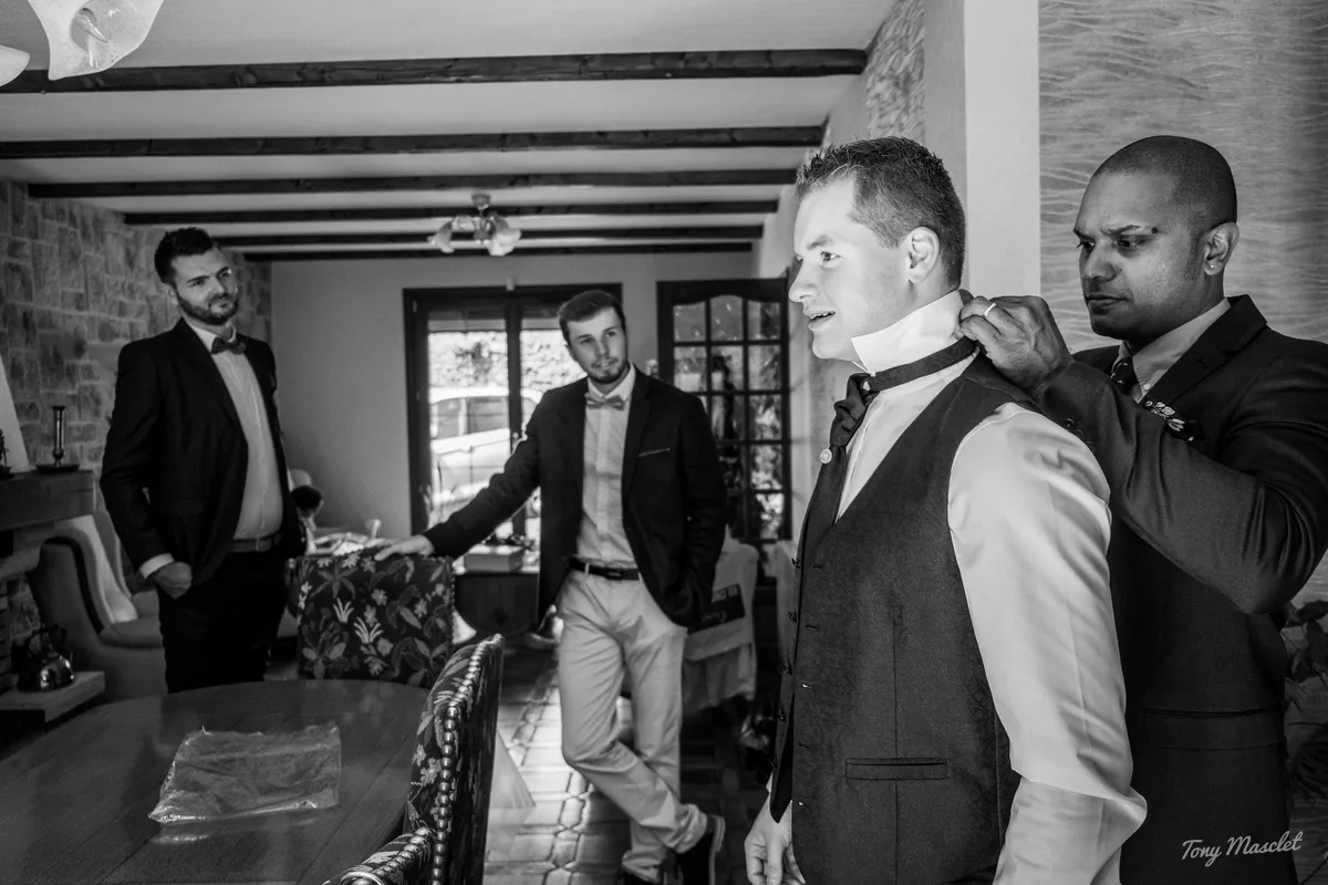 Photographe mariage Nieppe – préparatifs du marié, témoin ajustant le nœud papillon