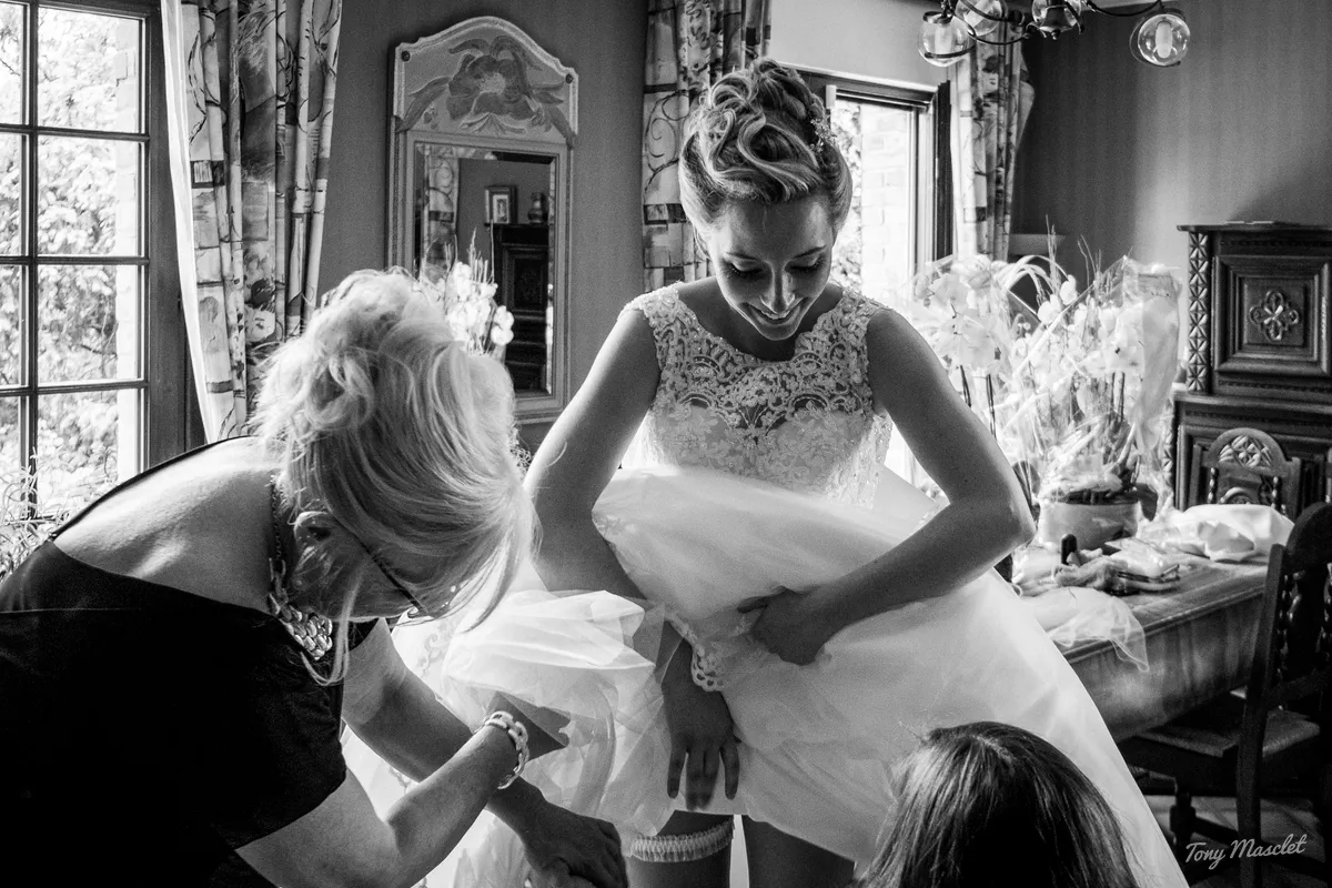 Photographe mariage Nieppe – portrait de la mariée souriante pendant les préparatifs