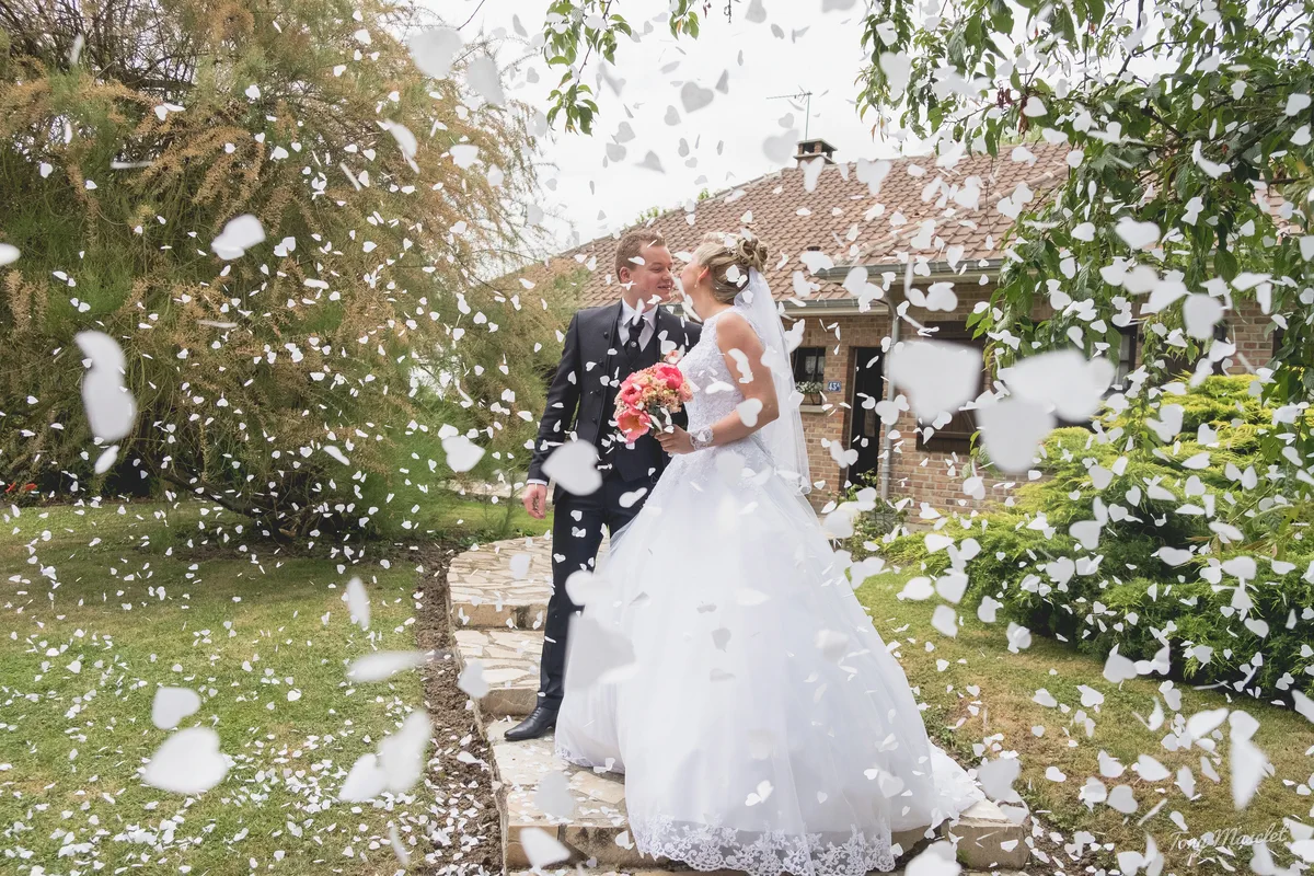 Photographe mariage Nieppe – sortie des mariés sous une pluie de pétales en cœur
