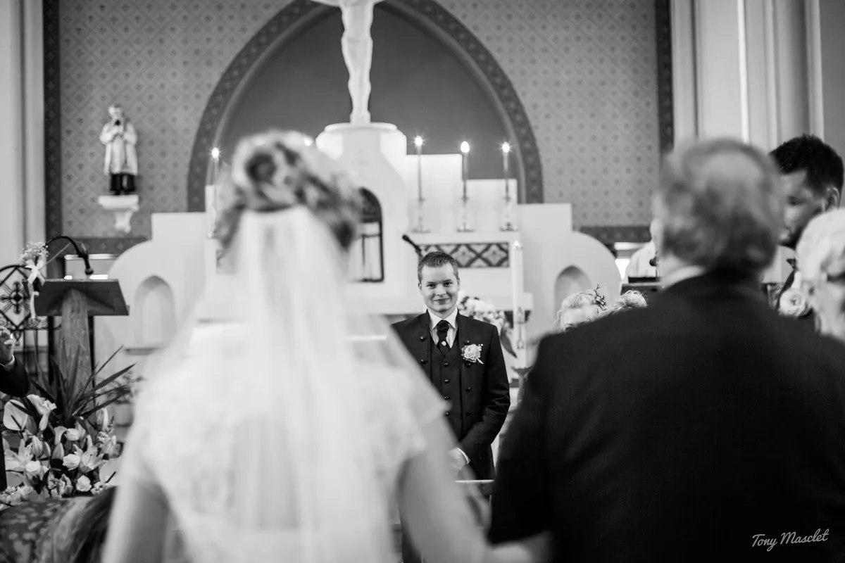 Photographe mariage Nieppe – cérémonie à l'église, émotion du marié à l'arrivée de la mariée