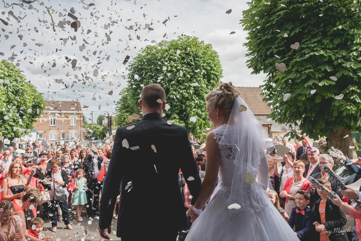 Photographe mariage Nieppe – sortie d'église sous les confettis des invités