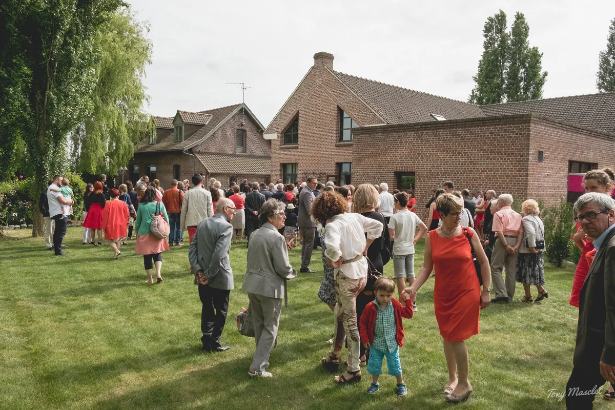 Photographe mariage Nieppe – vin d'honneur au Clos du Bac, invités dans le jardin