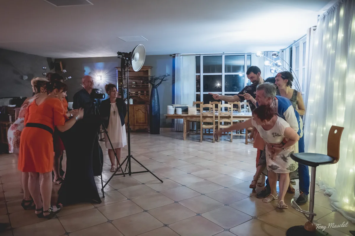 Photographe mariage Nieppe – Photo Booth artisanal avec flash parapluie et invités