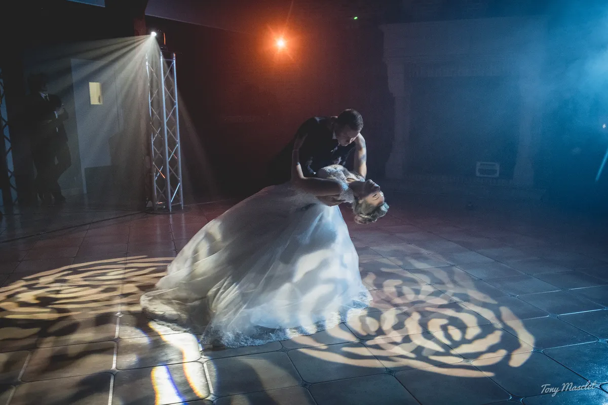 Photographe mariage Nieppe – ouverture de bal avec gobo rosace et fumée