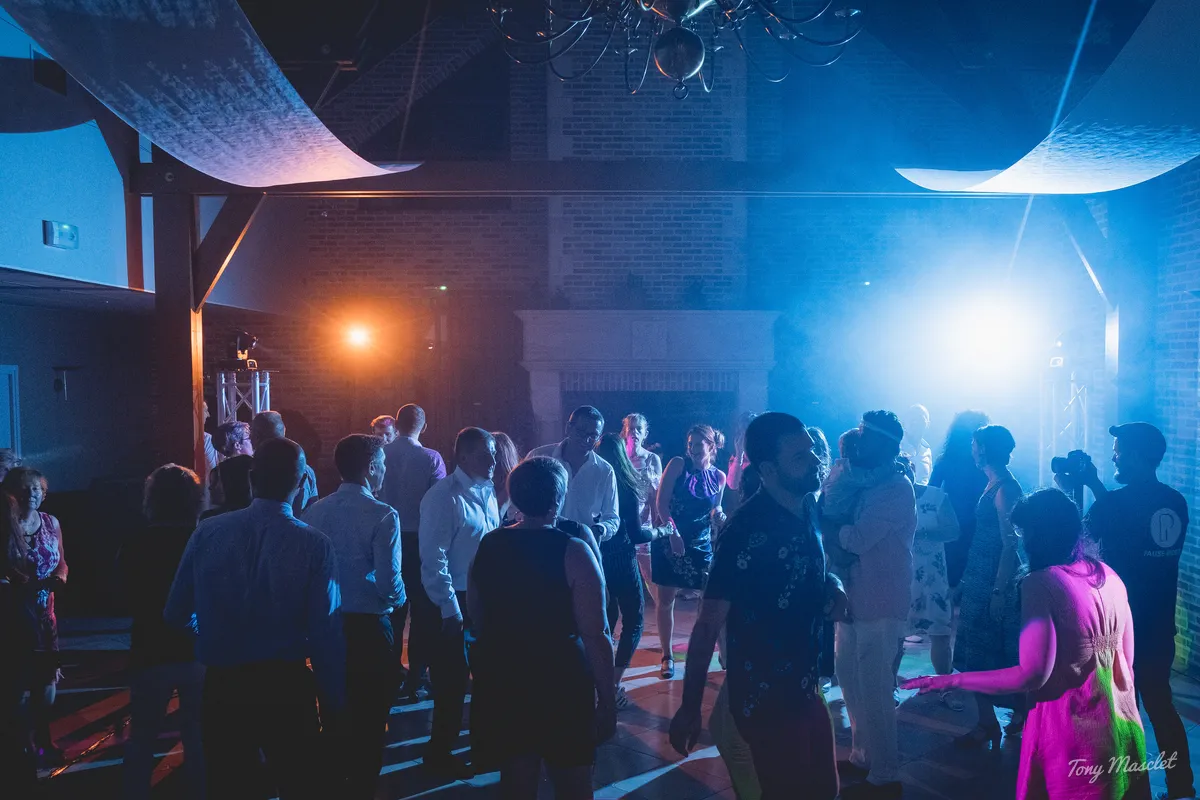 Photographe mariage Nieppe – piste de danse animée sous les lumières bleues