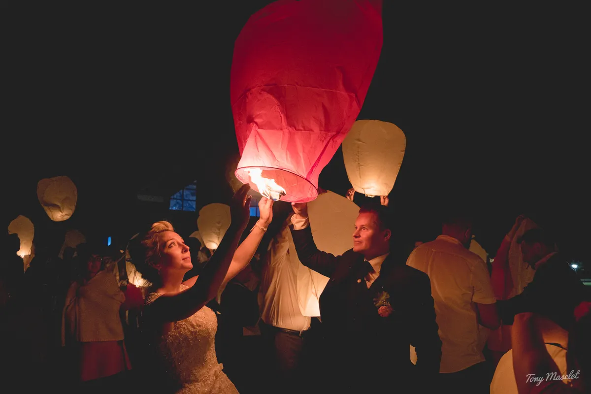 Photographe mariage Nieppe – lâcher de lanternes volantes dans la nuit