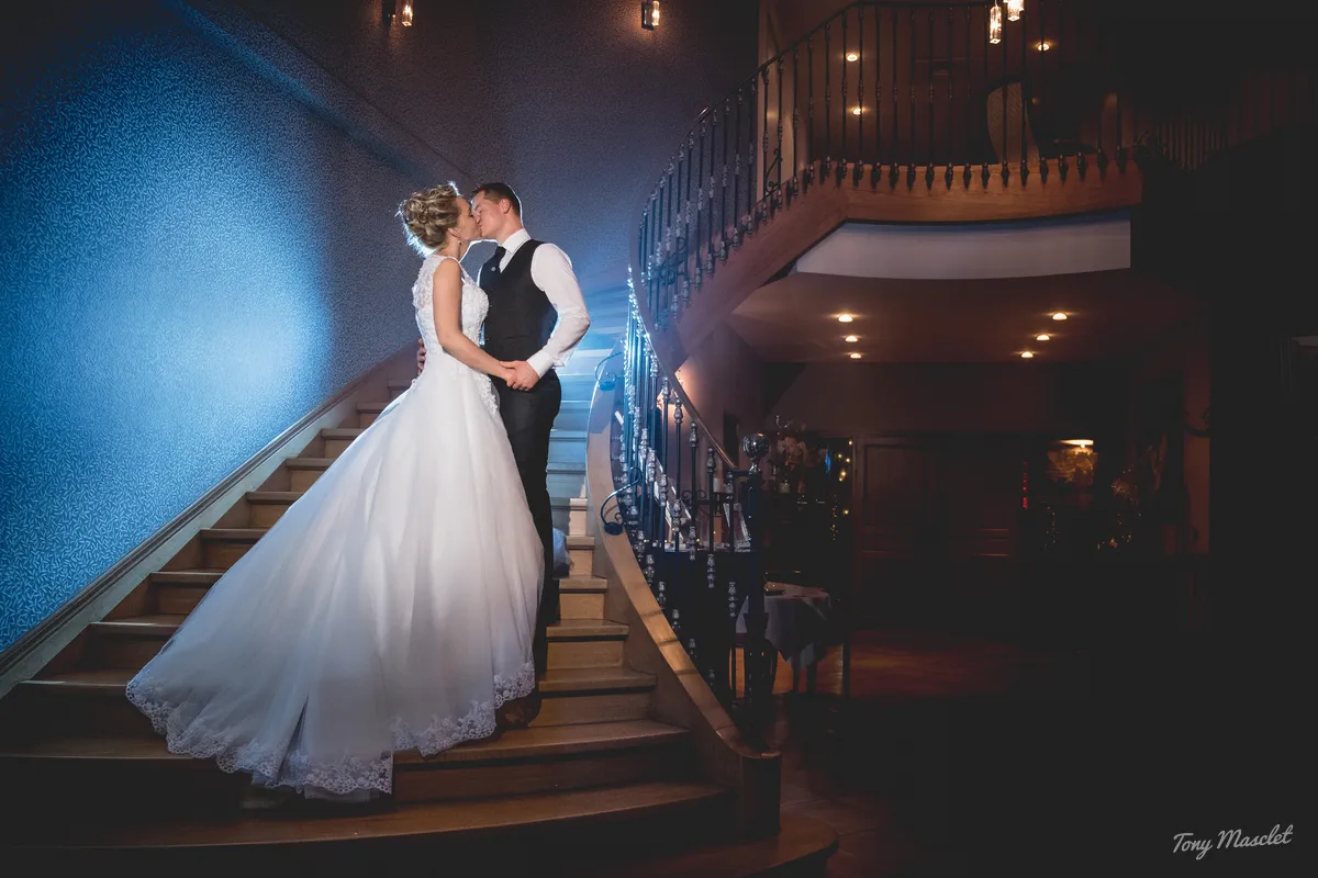 Photographe mariage Nieppe – photo de nuit au flash dans l'escalier du Clos du Bac