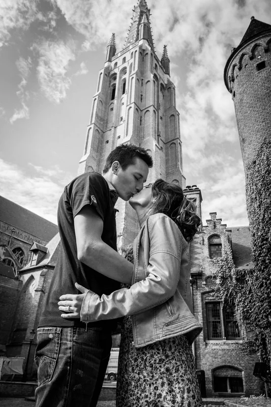 Séance engagement Bruges – couple dans une ruelle pavée de Bruges