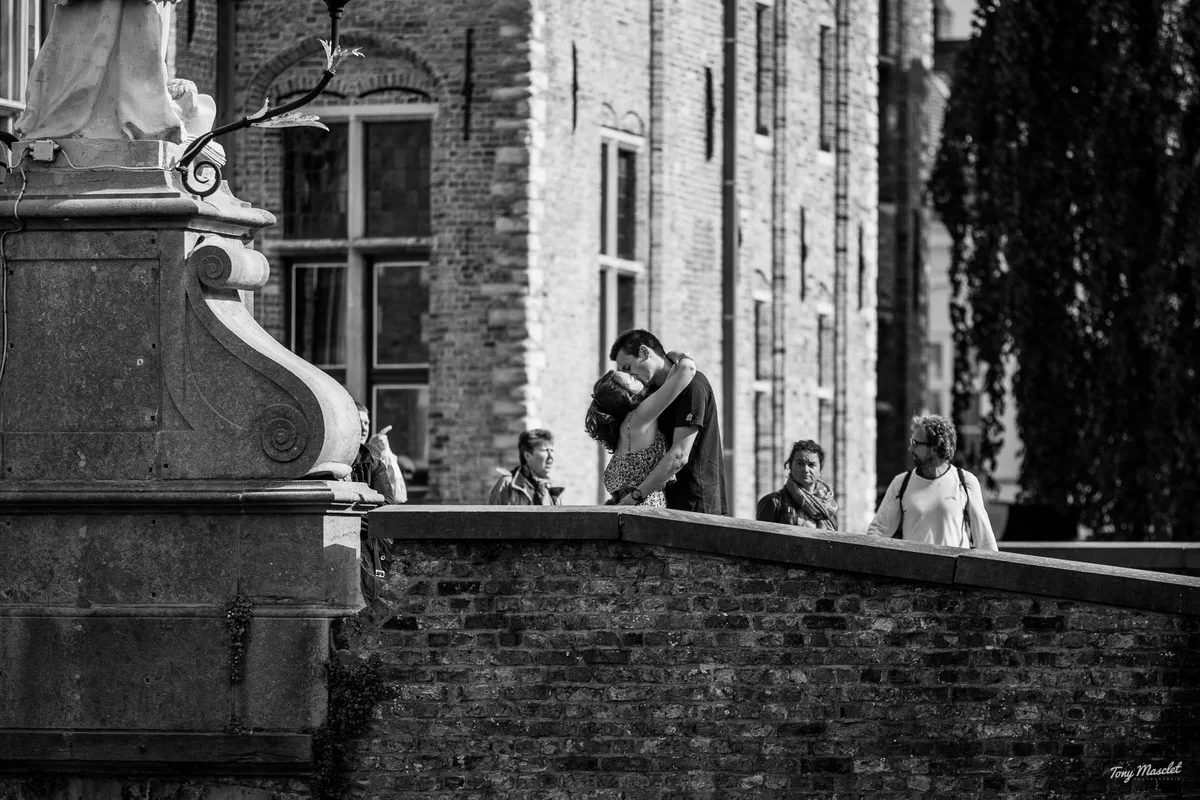 Séance engagement Bruges – couple devant les façades colorées