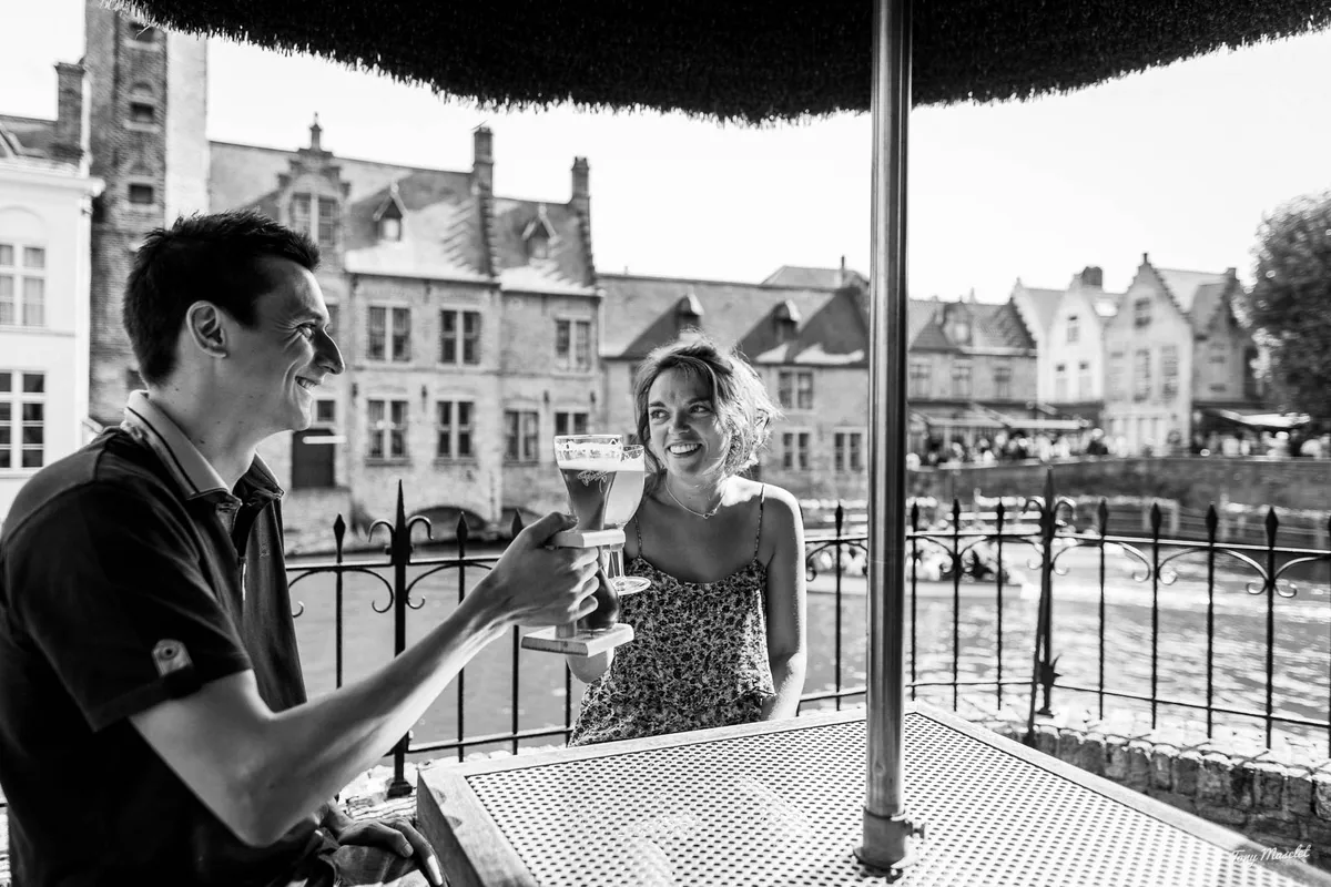 Séance engagement Bruges – complicité sur un pont au-dessus des canaux