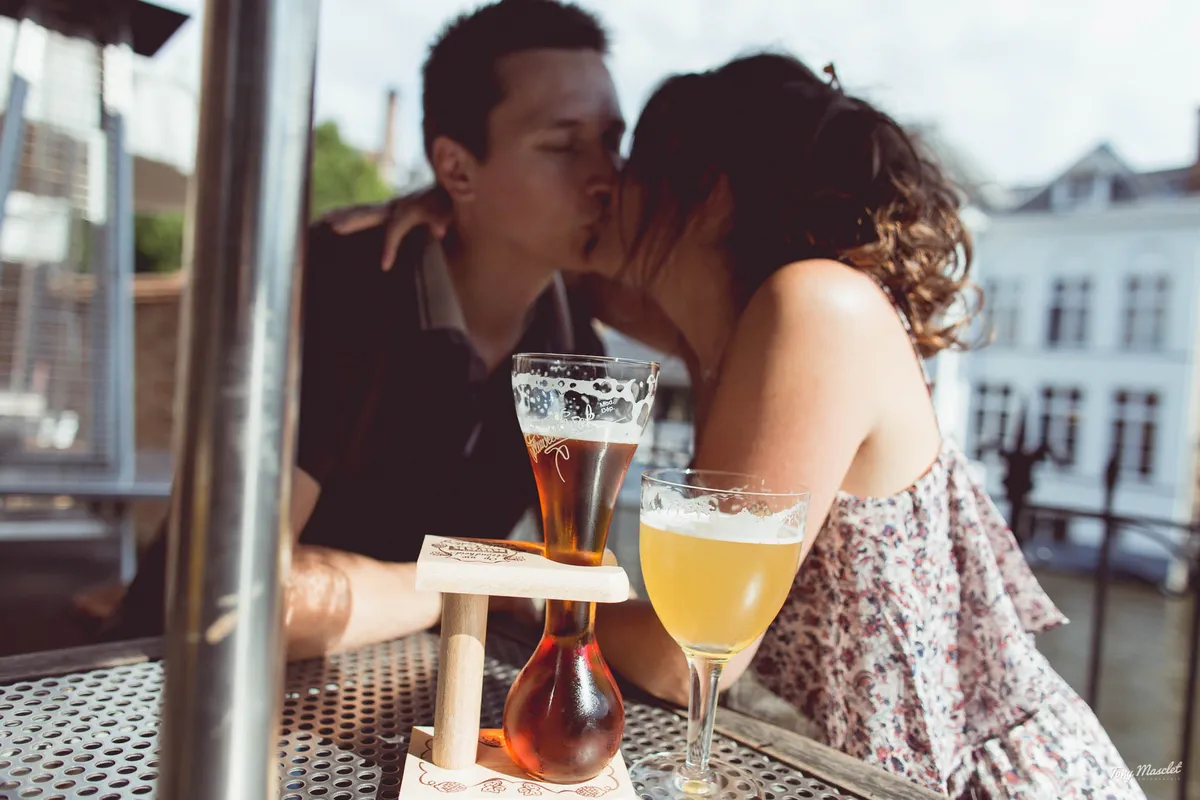 Séance engagement Bruges – pause au café 2BE avec vue sur les canaux