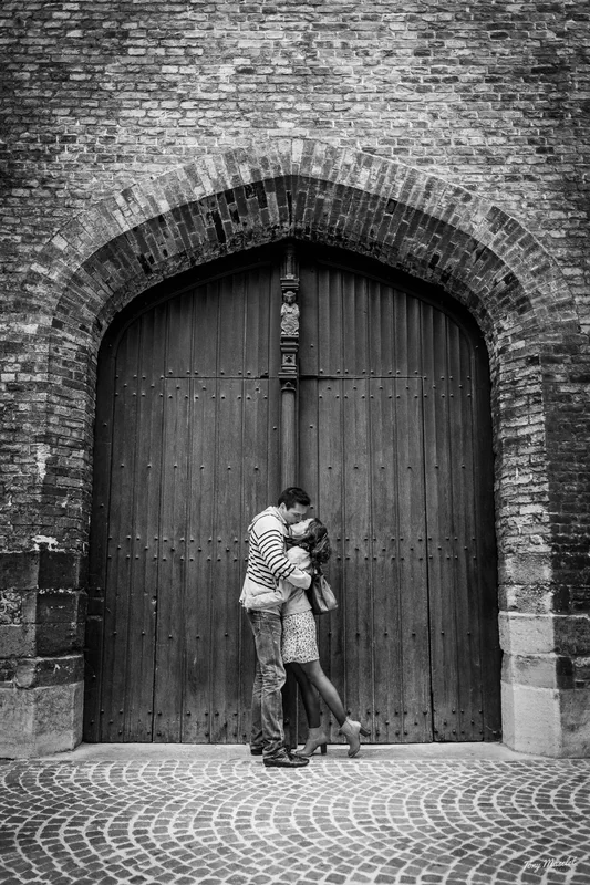 Séance engagement Bruges – portrait du couple dans les ruelles de Bruges