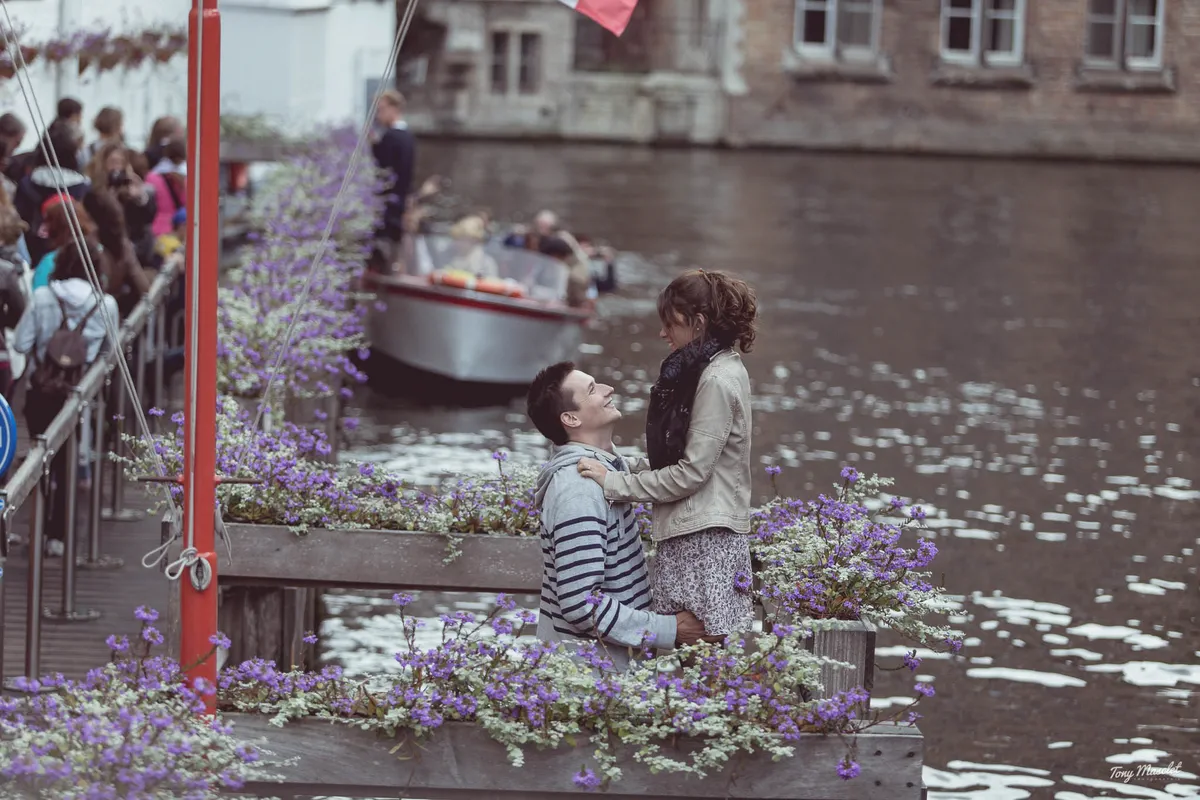 Séance engagement Bruges – rires et complicité en terrasse à Bruges