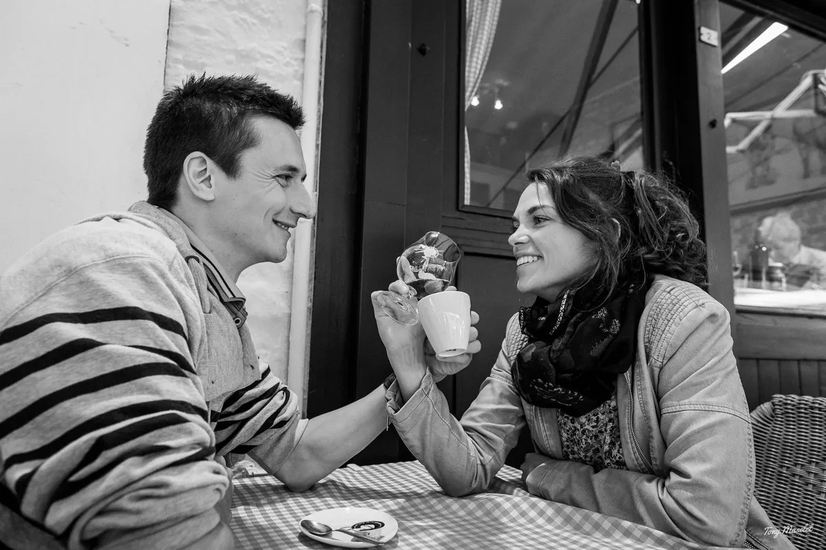 Séance engagement Bruges – promenade romantique en bord de canal